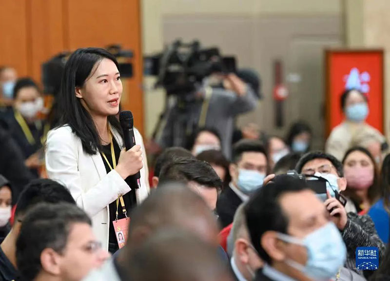 記者使用鐵三角話(huà)筒的場(chǎng)景2