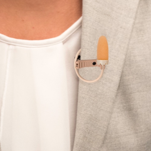 鐵三角 BP899LcW-TH 無線發射機全指向性夾式電容話筒 佩戴效果